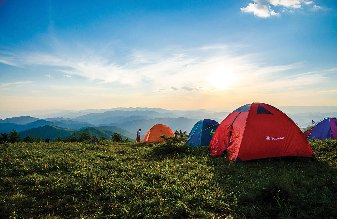Tents overlooking mountains - French language